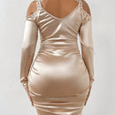 Vestido ajustado con diseno aplique de hombros descubiertos fruncido lateral de saten