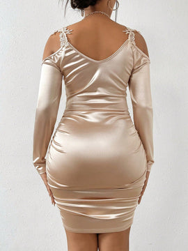 Vestido ajustado con diseno aplique de hombros descubiertos fruncido lateral de saten