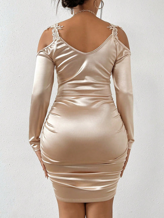 Vestido ajustado con diseno aplique de hombros descubiertos fruncido lateral de saten