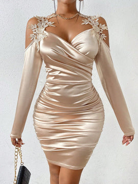 Vestido ajustado con diseno aplique de hombros descubiertos fruncido lateral de saten