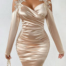 Vestido ajustado con diseno aplique de hombros descubiertos fruncido lateral de saten