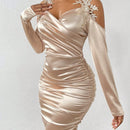 Vestido ajustado con diseno aplique de hombros descubiertos fruncido lateral de saten
