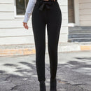 Pantalones ajustados unicolor con cinturon