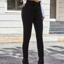 Pantalones ajustados unicolor con cinturon
