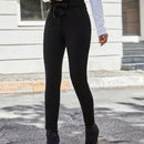 Pantalones ajustados unicolor con cinturon