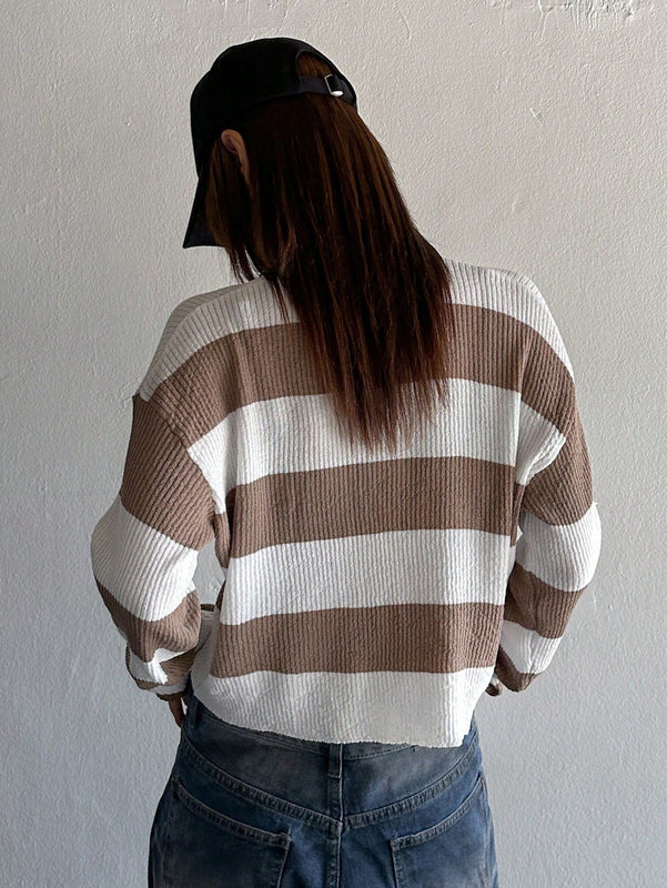 DAZY Jersey crop con patron de rayas con diseno de parche de letra de hombros caidos