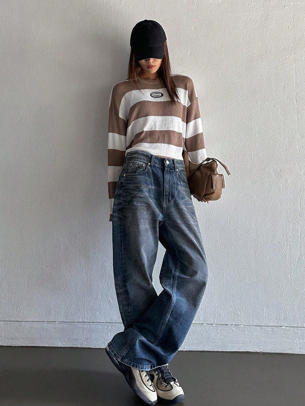 DAZY Jersey crop con patron de rayas con diseno de parche de letra de hombros caidos