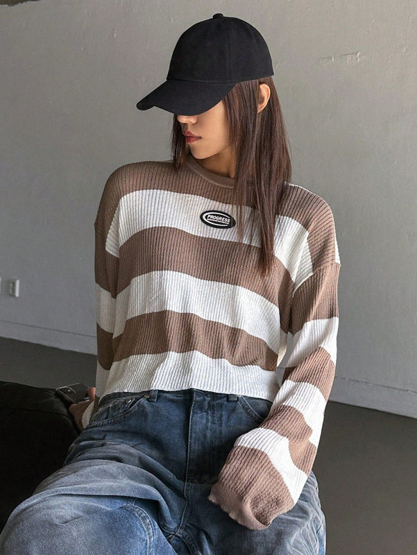 DAZY Jersey crop con patron de rayas con diseno de parche de letra de hombros caidos