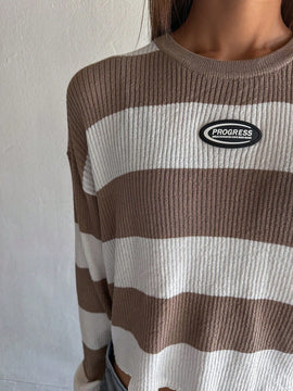 DAZY Jersey crop con patron de rayas con diseno de parche de letra de hombros caidos