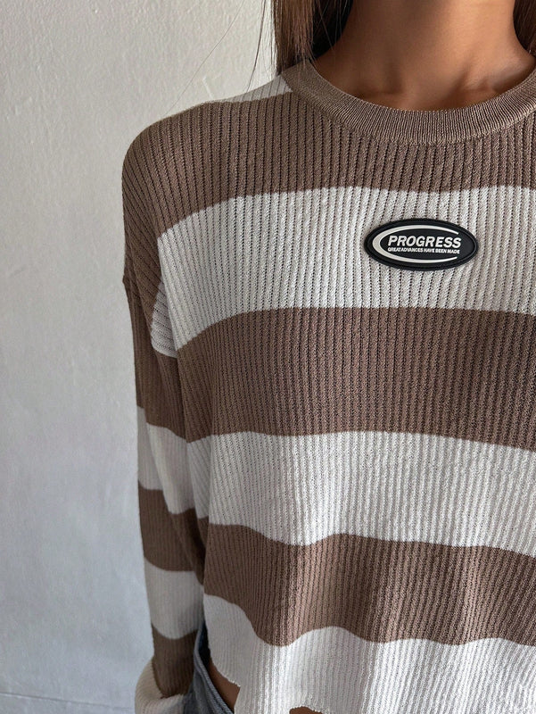 DAZY Jersey crop con patron de rayas con diseno de parche de letra de hombros caidos