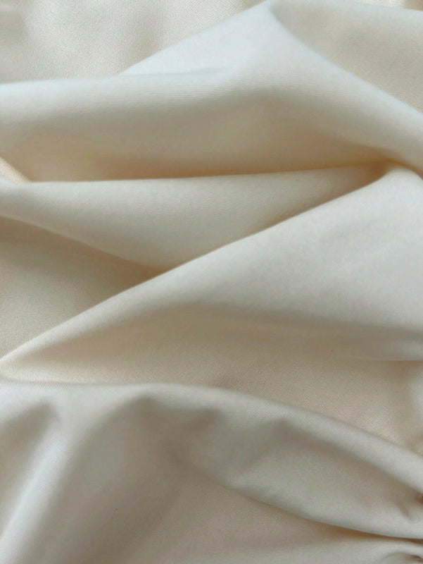 Top halter fruncido de saten de espalda abierta con cordon