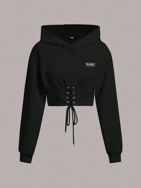 Ezwear capucha crop con slogan con parche con cordon delantero de hombros caidos