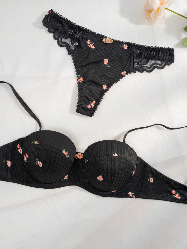 Set de lenceria con estampado floral ribete en forma de lechuga con aro