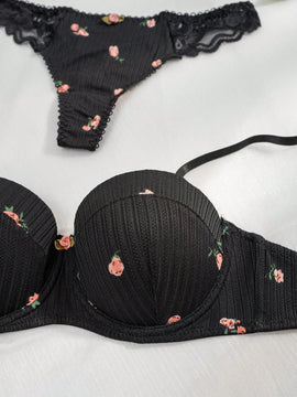 Set de lenceria con estampado floral ribete en forma de lechuga con aro
