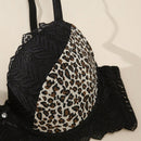 Ropa interior de mujer con estampado de leopardo, encaje en contraste y aros para el sosten