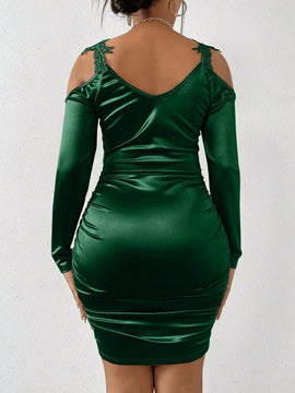 Vestido ajustado con diseno aplique de hombros descubiertos fruncido lateral de saten