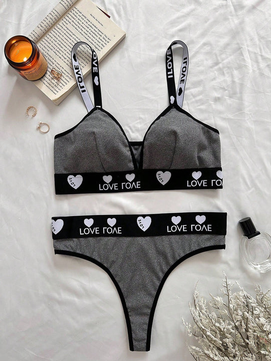 Set de lenceria con letra con con patron de corazon