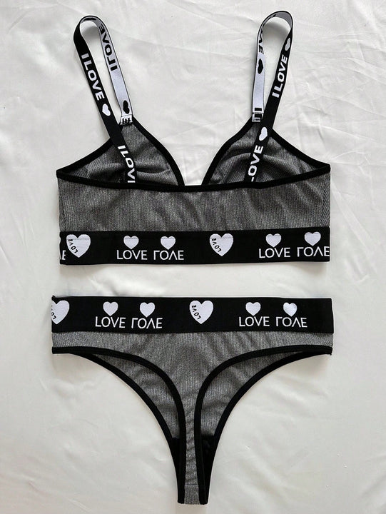 Set de lenceria con letra con con patron de corazon