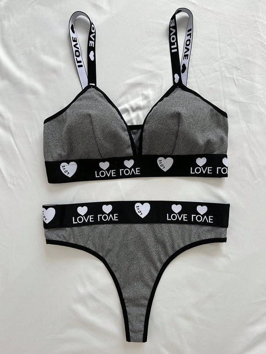 Set de lenceria con letra con con patron de corazon