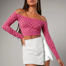 Camiseta crop de hombros descubiertos con abertura