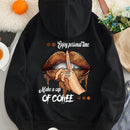 Icon sudadera con capucha termica con bolsillo tipo canguro, cordon y grafico de eslogan y labios, disfruta de tu tiempo personal, por favor manten la voz baja, hazte una taza de cafe