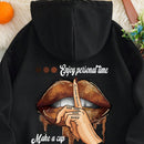 Icon sudadera con capucha termica con bolsillo tipo canguro, cordon y grafico de eslogan y labios, disfruta de tu tiempo personal, por favor manten la voz baja, hazte una taza de cafe
