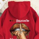 Icon sudadera con capucha termica con bolsillo tipo canguro, cordon y grafico de eslogan y labios, disfruta de tu tiempo personal, por favor manten la voz baja, hazte una taza de cafe