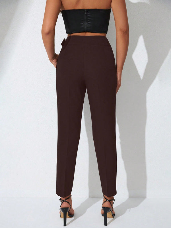 Pantalones zanahoria con bolsillo oblicuo liso
