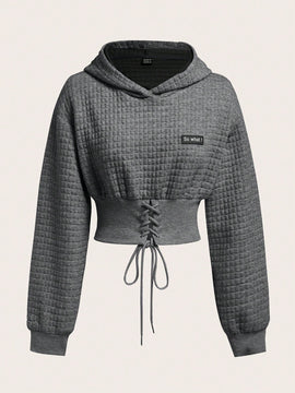 Ezwear capucha crop con slogan con parche con cordon delantero de hombros caidos