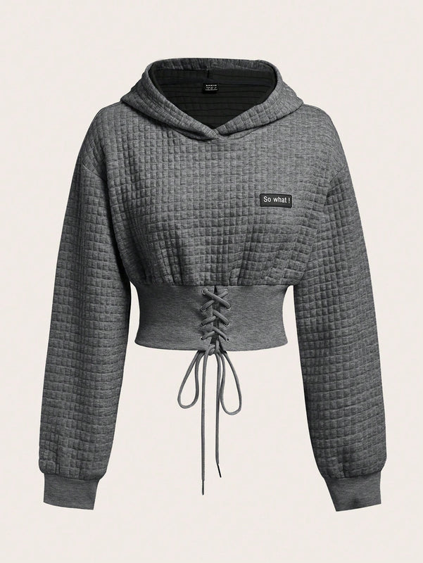 Ezwear capucha crop con slogan con parche con cordon delantero de hombros caidos
