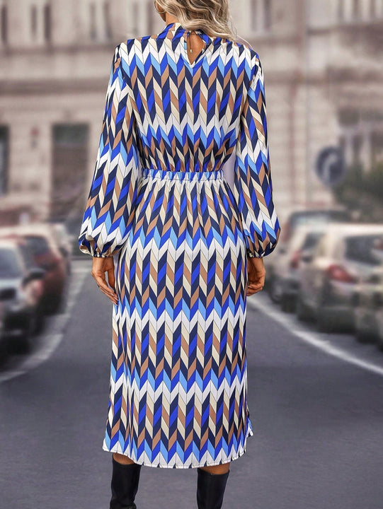 Vestido con mangas farol y estampado de chevron