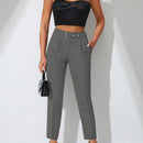 Pantalones zanahoria con bolsillo oblicuo liso