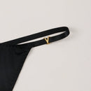 Tanga para senoras sexy y sencilla con decoracion metalica y patron impreso de letras