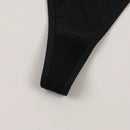 Tanga para senoras sexy y sencilla con decoracion metalica y patron impreso de letras