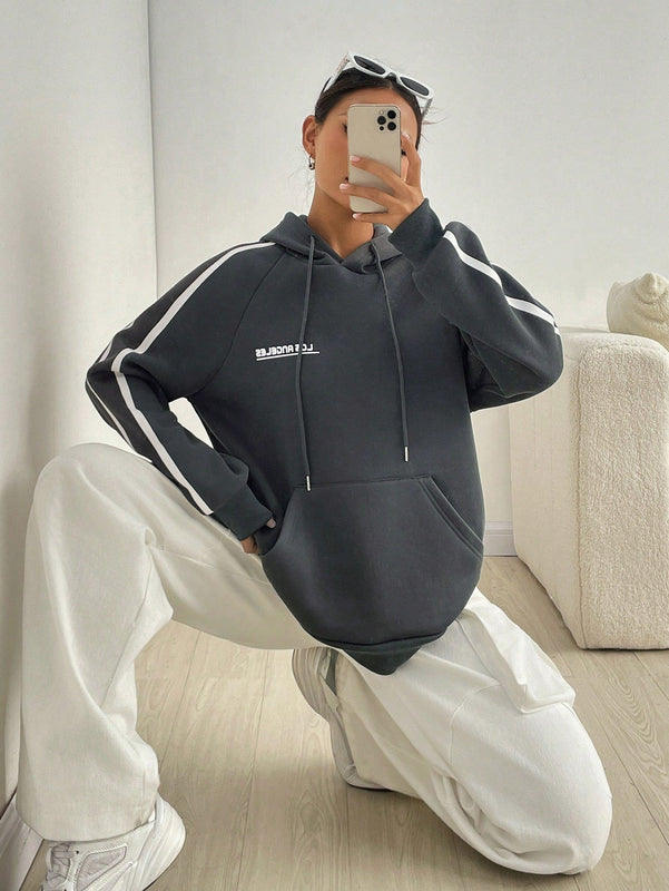 Moosta sudadera con capucha con cordon y diseno de rayas de contraste, estilo callejero estadounidense