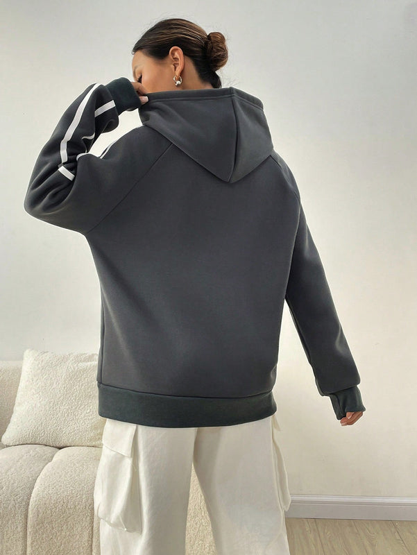 Moosta sudadera con capucha con cordon y diseno de rayas de contraste, estilo callejero estadounidense