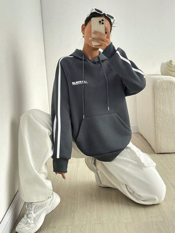 Moosta sudadera con capucha con cordon y diseno de rayas de contraste, estilo callejero estadounidense