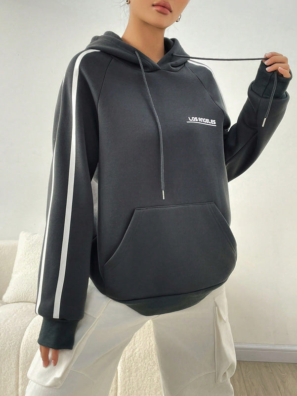 Moosta sudadera con capucha con cordon y diseno de rayas de contraste, estilo callejero estadounidense