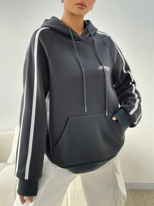 Moosta sudadera con capucha con cordon y diseno de rayas de contraste, estilo callejero estadounidense