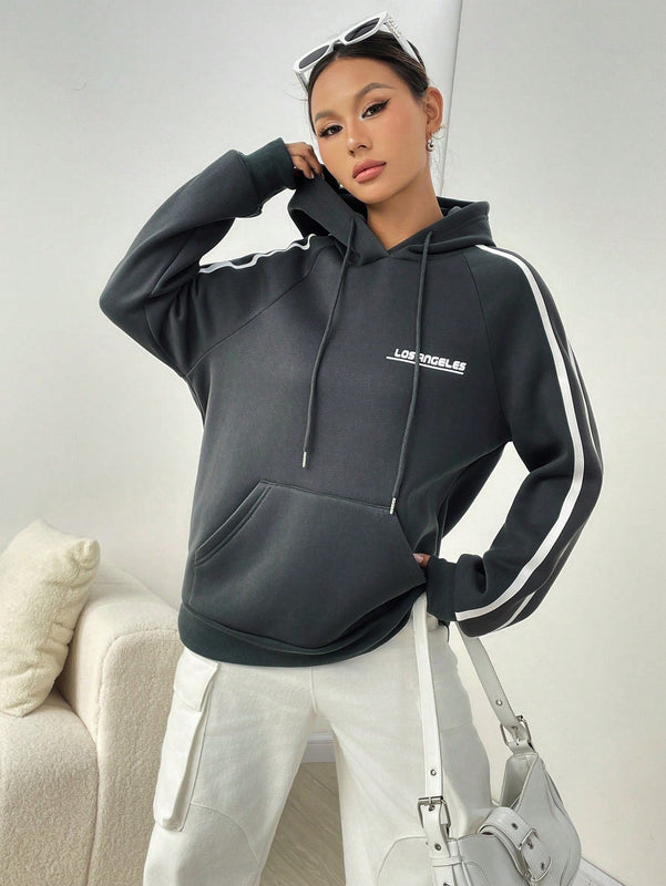 Moosta sudadera con capucha con cordon y diseno de rayas de contraste, estilo callejero estadounidense