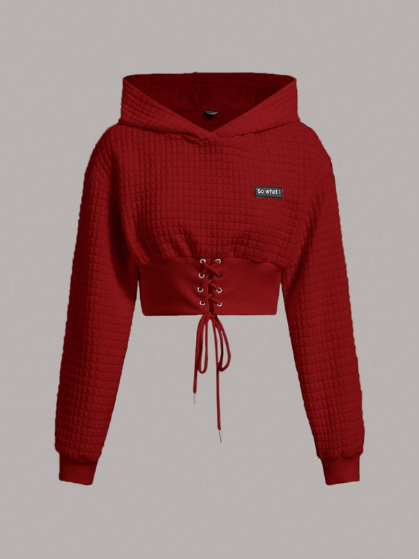 Ezwear capucha crop con slogan con parche con cordon delantero de hombros caidos