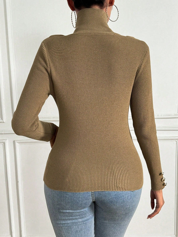 Essnce Camisa Con Cuello Alto En Color Cafe