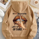 Icon sudadera con capucha termica con bolsillo tipo canguro, cordon y grafico de eslogan y labios, disfruta de tu tiempo personal, por favor manten la voz baja, hazte una taza de cafe