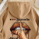 Icon sudadera con capucha termica con bolsillo tipo canguro, cordon y grafico de eslogan y labios, disfruta de tu tiempo personal, por favor manten la voz baja, hazte una taza de cafe