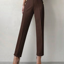 Pantalones cortados rectos de color solido con detalles de botones para mujeres