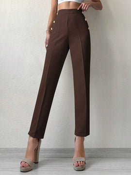 Pantalones cortados rectos de color solido con detalles de botones para mujeres