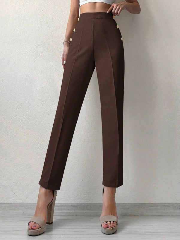 Pantalones cortados rectos de color solido con detalles de botones para mujeres