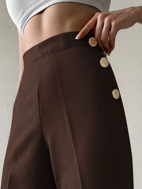 Pantalones cortados rectos de color solido con detalles de botones para mujeres