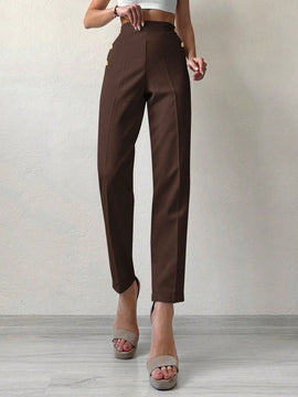 Pantalones cortados rectos de color solido con detalles de botones para mujeres