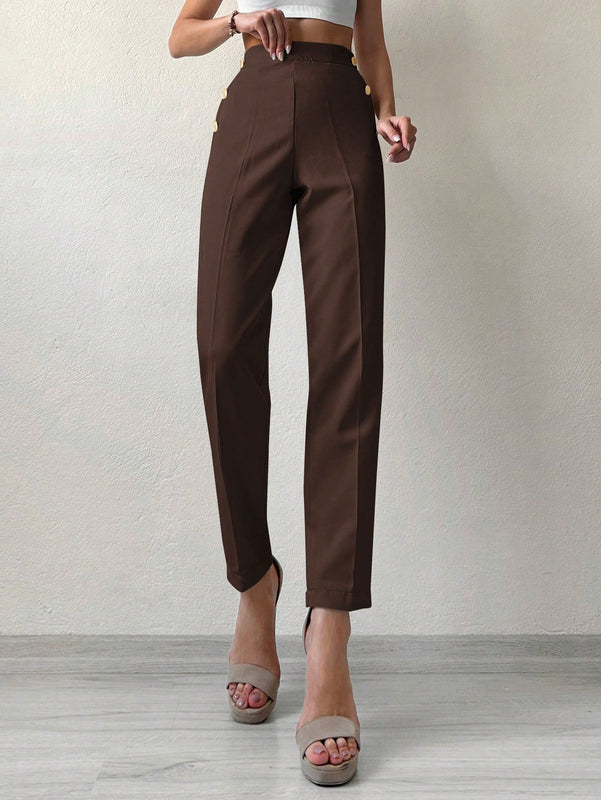 Pantalones cortados rectos de color solido con detalles de botones para mujeres